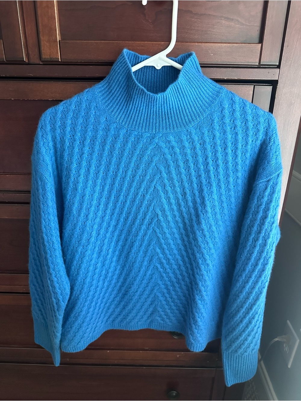 Bloomingdale’s Cashmere mock neck cableknit sweater cobalt blue size M
